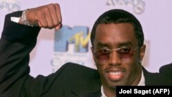 ფენოვანი ცომი ინგლისურად ითარგმნება, როგორც puff pastry dough. შესაბამისად, ამ კაცის სახელი ქართულად "ფენოვანი მამიკო" იქნება. სასაცილოა? არა! მაინც ვიცინი თუ არა? 5 წუთია, ვერ ვჩერდები!