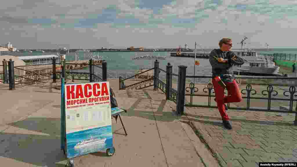 «Зазывала» на морские прогулки в ожидании клиентов