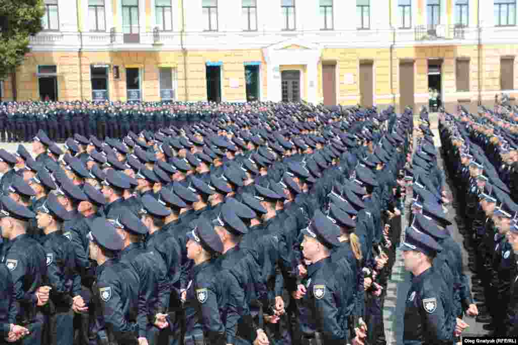 Поліцейські вишикувалися перед початком церемонії