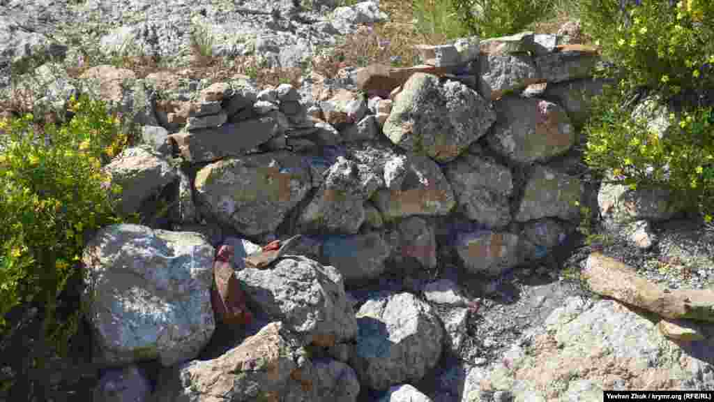 Невдалеке – древние развалины. Это Камара Исар, входивший в состав средневекового феодального княжества Феодоро, столица которого находилась на Мангупе. По версиям историков, замок Камара был построен в V веке и просуществовал вплоть до XIV века. Под управлением здешнего феодала находились три селения: Чембало, Кады-Кей (нынешняя Кадыковка в Балаклаве – КР) и, собственно, селение Камара