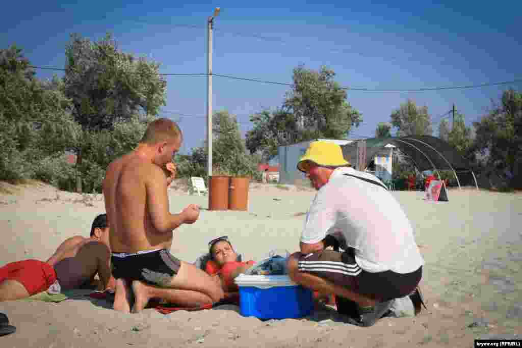 «В позапрошлом году (2013) я ходил до самой трассы со своим товаром. Здесь по берегу, особенно в выходные, сложно было найти свободный участок, чтоб корзину поставить», - рассказывает Николай, который уже не первый год торгует креветками, - «А в прошлом году и в этом и продавать то особо некому. Но в этом, все равно, немного больше чем в прошлом» 