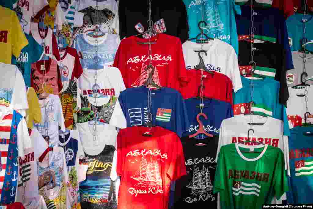 Источник 70 процентов доходов абхазской экономики - туризм из России. Ежегодно абхазское побережье посещает около миллиона российских туристов. 