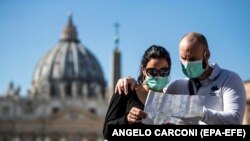 Туристи в захисних масках на площі перед собором святого Петра у Ватикані, 24 лютого 2020 року