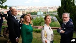 Зліва направо: прем’єр-міністр України Денис Шмигаль, прем’єр-міністерка Латвії Евіка Сіліна, прем’єр-міністерка Данії Метте Фредеріксен та прем’єр-міністр Чехії Петр Фіала під час зустрічі для обговорення співпраці у сфері безпеки у Празі, Чехія, 28 травня 2024 року