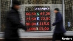 За год с начала декабря 2014-го нефть подешевела в целом на четверть, рубль к доллару - почти на треть.