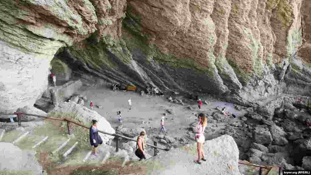 Грот Шаляпина – одна из главных достопримечательностей тропы. По легенде, сцена и арки были построены для встречи царской семьи