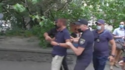 У Києві під час протесту біля посольства Білорусі затримали кількох осіб – відео У Києві під час протесту біля посольства Білорусі затримали кількох осіб – відео