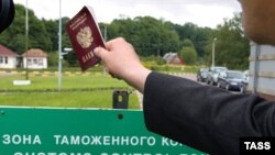 Зона митного контролю на російсько-естонському кордоні між Нарвою та Івангородом, Росія, Ленінградська область