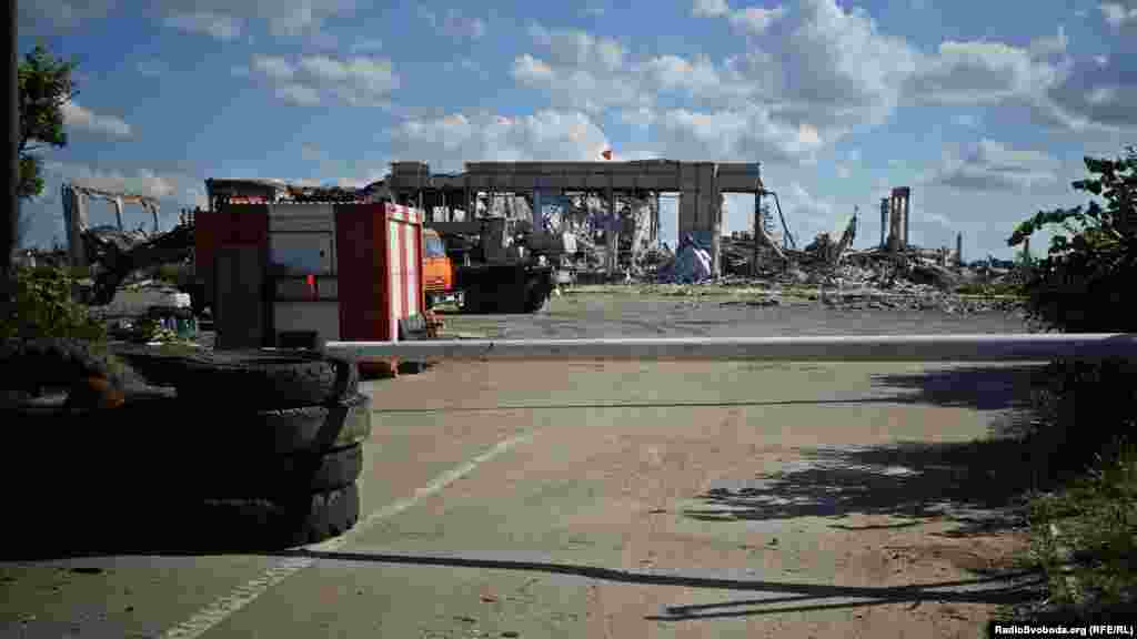 Зруйновану будівлю сепаратисти чомусь &laquo;прикрасили&raquo; червоним прапором