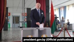 Олександр Лукашенко під час голосування, 9 серпня 2020 року