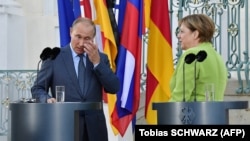 Невимушена розмова канцлерки Німеччини Ангели Меркель і президента Росії Володимира Путіна. Німеччина, Мезеберг, 18 серпня 2018 року