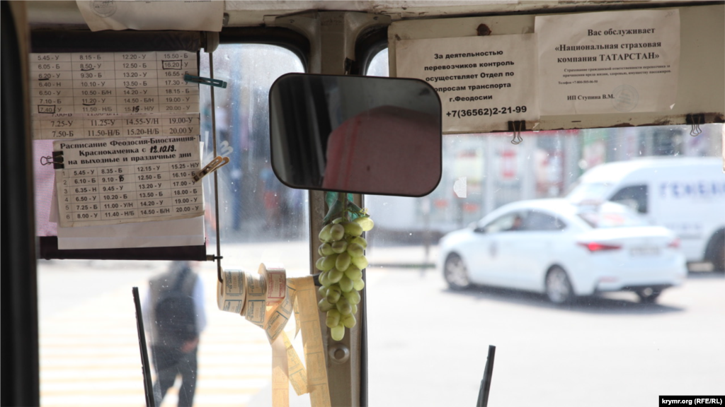 До Коктебеля добираются в основном на маршрутных автобусах из Феодосии. Они ходят примерно раз в полчаса 