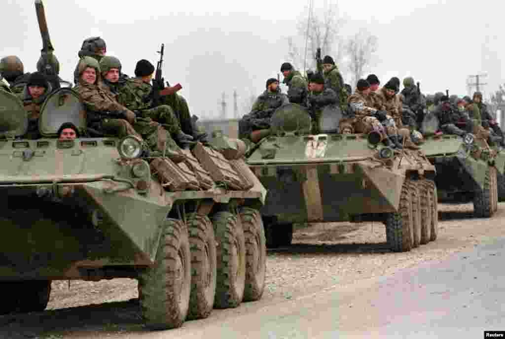 Солдаты российской армии покидают Чечню на тяжелой бронетехнике, 30 ноября 1996 года. Чуть ранее Борис Ельцин отдал приказ о выводе оставшихся российских войск, открыв путь к заключению соглашения между межведомственным правительством в Грозном и Кремлем Была ли нефть причиной войны в Чечне, как в Кремле принимали решение о ее начале, почему российскую власть категорически не устраивал Джохар Дудаев на посту президента республики. Эти и другие вопросы ведущий подкаста "Хроника Кавказа" Майрбек Вачагаев обсуждает с политиком и предпринимателем Константином Боровым. В годы первой войны в Чечне он активно контактировал как с жителями республики, так и лично с президентом Ичкерии Дудаевым  