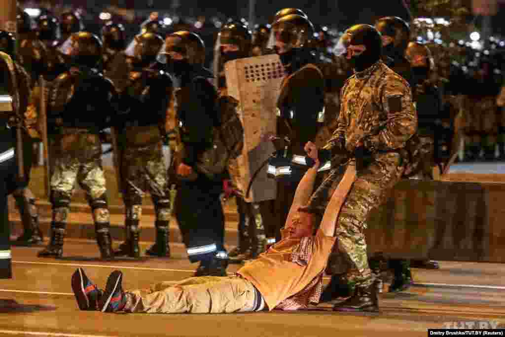 Кандидатка в президенты Светлана Тихановская призвала белорусских силовиков остановить насилие на улицах: «Сейчас любое силовое противостояние – это бессмысленно: мы не должны отвечать насилием на мирный протест. Мы должны беречь себя, беречь всех белорусов. Еще раз прошу милицию и войска помнить о том, что они часть народа. И еще раз прошу избирателей: никаких провокаций, не нужно давать повод к применению к вам насилия»