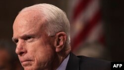 مککېن: د فلین استعفا د روسیې په وړاندې د ټرمپ ادارې پر نیت شکونه پیدا کړي.