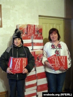 Наталка Бабіна та її син Тарас із накладом українсько-білоруського альманаху «Справа»