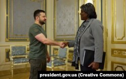 Президент України Володимир Зеленський і постійна представниця США при ООН Лінда Томас-Грінфілд. Київ, 8 листопада 2022 року
