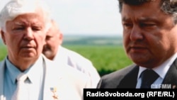 Президент України Петро Порошенко (п) та його батько Олексій Порошенко