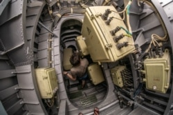 Prijatelj Lane Sator unutar ekranoplana.