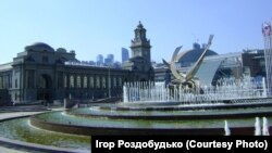 Одна з веж Київського вокзалу нагадує мені Константинополь, а інша – Львів