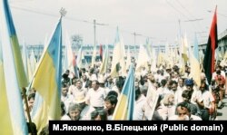 Під час відзначення 500-ліття Запорозького козацтва. Велелюдна демонстрація по Запоріжжю. Учасники ходи несуть і червоно-чорні прапори, 5 серпня 1990 року