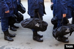 Призывники в сборном пункте Симферополя перед отправкой первой партии осеннего призыва к местам несения службы в ВС РФ. 20 октября 2016 г.