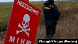 Цього місяця Державна служба з надзвичайних ситуацій повідомила, що з лютого 2022 року через вибухонебезпечні предмети в Україні загинули 336 людей, з них 18 дітей. Поранень зазнали 825 людей, з них 92 дитини