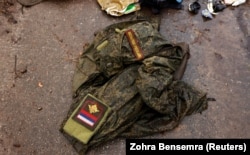 Російська військова форма в селі Дмитрівка під Києвом, яке звільнили ЗСУ, знищивши у цьому селі колону російської бронетехніки, 1 квітня 2022 року