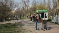 Люди гуляють київським парком