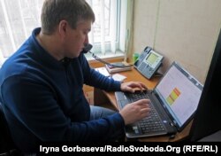 Андрей Михалюк принимает звонки в центре по трудоустройству