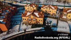 Навесні 2016 року син чиновника став власником будинку на понад 200 квадратних метрів