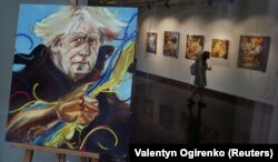 Портрет Бориса Джонсона в галереї картин у столиці України. Київ, 6 липня 2022 року
