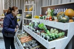 Торгівля на виборчій дільниці, де голосував Лукашенко