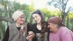 Te bake koje sam snimala, koje su glavne protagonistkinje u mom filmu, jesu bake sa kojima sam ja kao mala čuvala ovce, kaže Maja Novaković