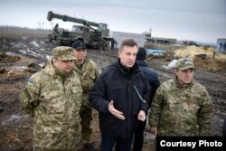 Рух «Справедливість» у рамках свого проекту «Армія гідності» забезпечує бійців на передовій сучасними модулями для життя. Мар’їнка, Донецька область