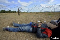 Біженець відпочиває біля греко-макидонського кордону. 21 серпня 2015 року