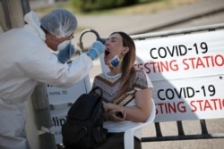 На пересувному пункті тестування на коронавірус у найбільшому місті Казахстану Алмати