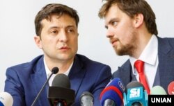 Президент України Володимир Зеленський (л) і заступник голови Офісу президента Олексій Гончарук під час робочої наради у приміщенні Закарпатської митниці. Ужгород, 6 липня 2019 року