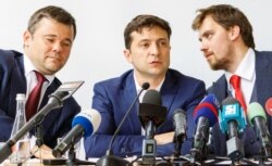 Голова Офісу президента Андрій Богдан, президент України Володимир Зеленський і заступник голови Офісу президента Олексій Гончарук під час робочої наради у приміщенні Закарпатської митниці. Ужгород, 6 липня 2019 року