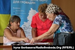 Ирина Бирюкова (слева) консультирует пожилую женщину