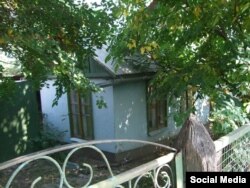 Єврейські діти переховувалися в цьому будиночку на сільському християнському цвинтарі в Балті. Фото з сімейного архіву Павла Козленка