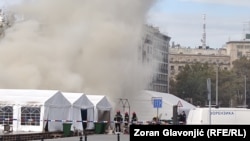 Vatrogasci gase požar nakon incidenta u šatorskom kampu "Ćacilend" u kojem je povređen simpatizer Srpske napredne stranke, 22. oktobar 2025