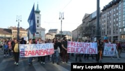 Учасники акції на підтримку Центрально-європейського університету, 2 квітня 2017 року