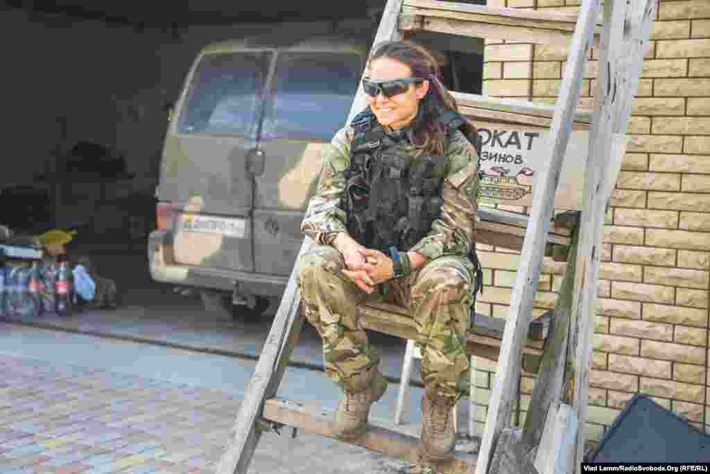 Боєць з позивним «Конор» чекає на своїх побратимів перед від'їздом на сусідній блокпост