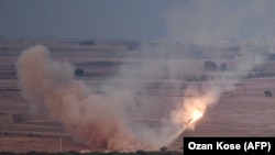 Турецька армія обстрілює ракетами сирійське місто Рас-аль-Айн із своєї території. 15 жовтня 2019 року
