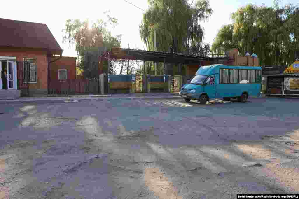 Місцева жителька проїжджає повз знищену російську техніку, вересень 2022 року / Праворуч: початок жовтня 2024-го. Зараз у місті відновлене міське сполучення