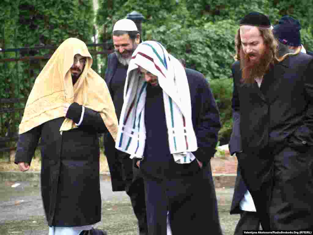 Перший день іудейського Нового року розпочався зливою, що тривала аж до вечора. За іудейською прикметою дощ в перший день Рош-га-шани добрий знак, що принесе багато щастя в новому році.