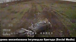 Підбитий мотоцикл російського військового під час штурму на Куп'янському напрямку
