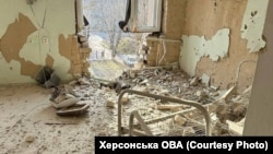 Наслідки російського обстрілу одного з медзакладів Херсону 24 лютого, 2023 року