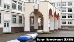 Автомобиль полиции у здания школы. Архивное фото